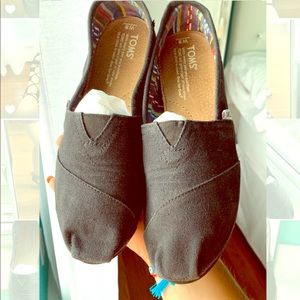 TOMS Black on Black Women’s Canvas Classic